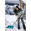 Person räumt Schnee mit einem Schneeschieber