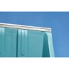 Blauer Schneeschieber vor blauem Himmel