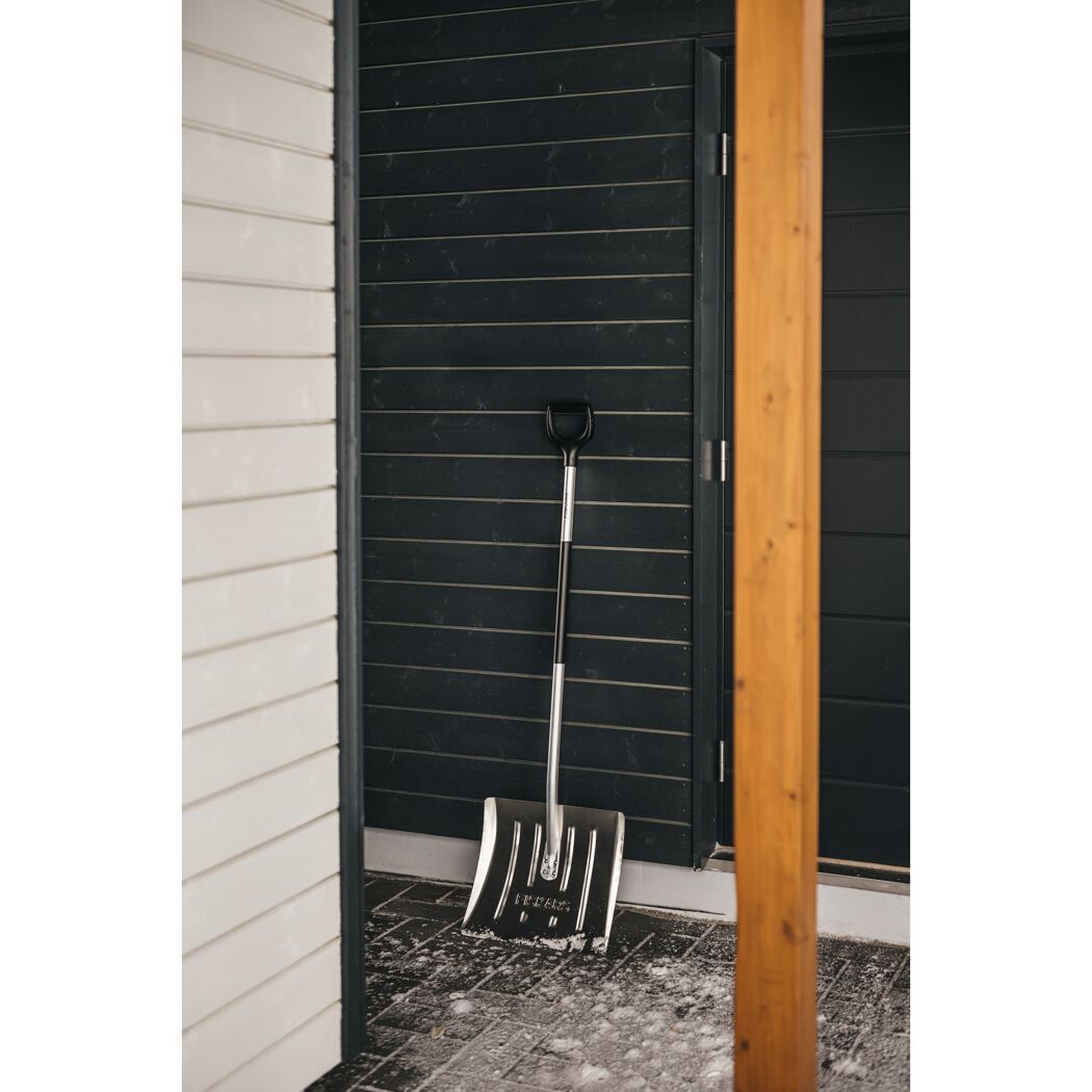 Schneeschaufel von Fiskars an einer Hauswand gelehnt
