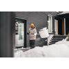 Person räumt Schnee mit Schneeschieber