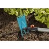 Gartenhacke mit drei Zinken im Boden