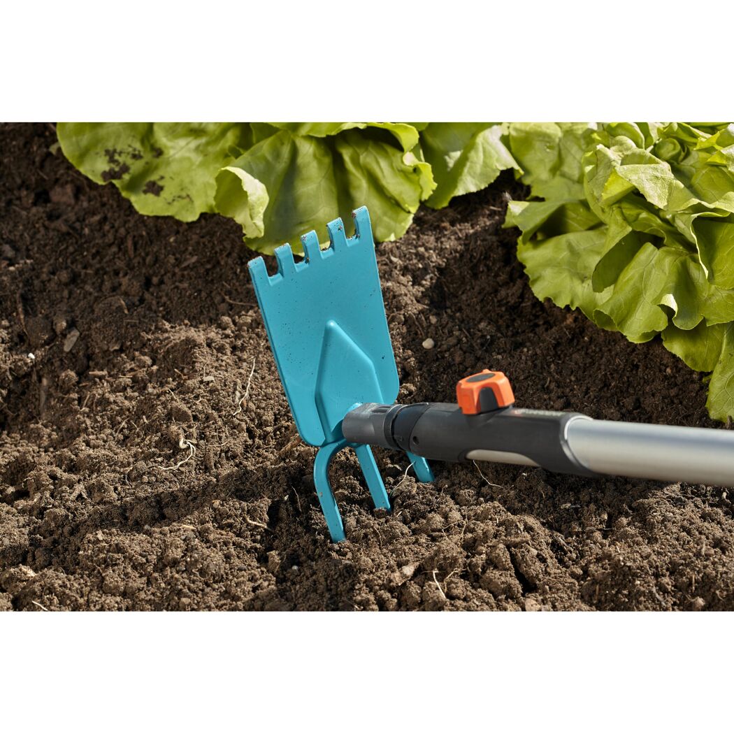 Gartenhacke mit drei Zinken im Boden