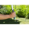 Hand hält eine Gartenschere Comfort SmartCut