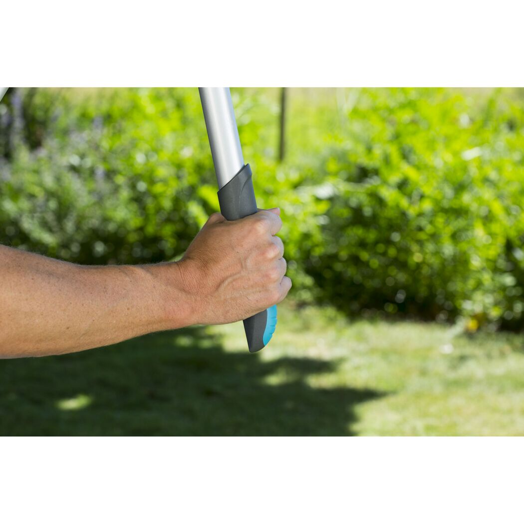 Hand hält eine Gartenschere Comfort SmartCut