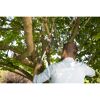 Person schneidet mit Gartenschere SmartCut einen Ast