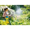 Person benutzt Drucksprühgerät im Garten