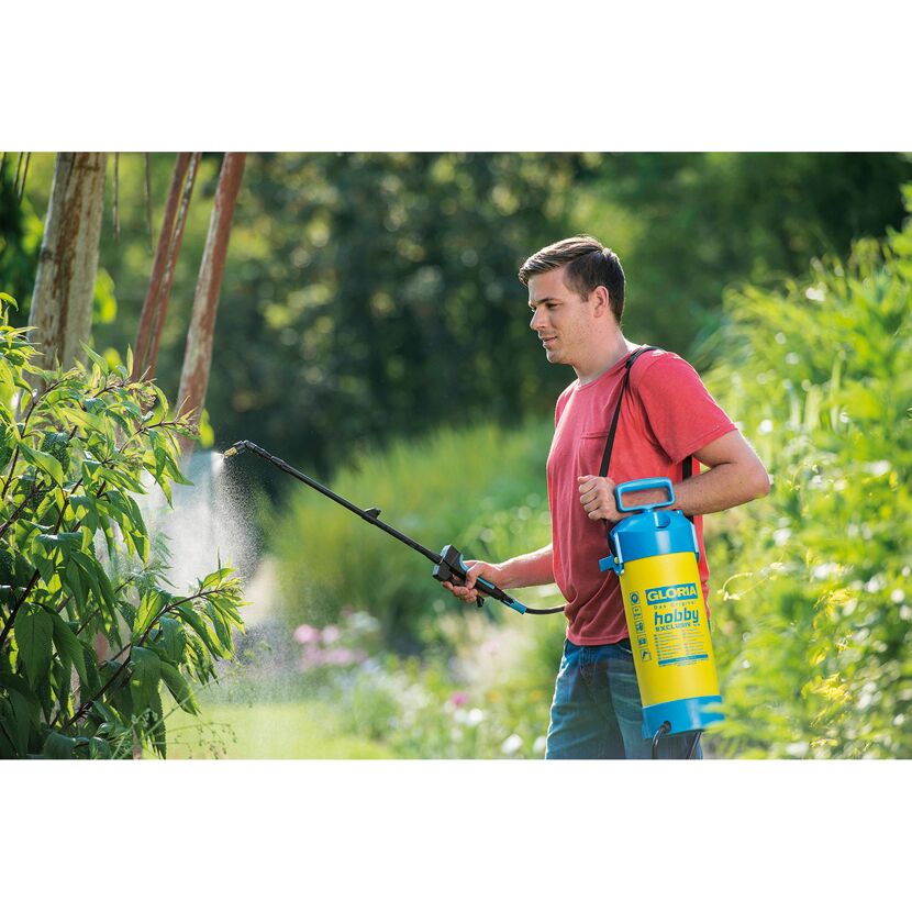 Person benutzt Drucksprühgerät Hobby Exklusiv 5 L von GLORIA.