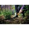 Person harkt Erde mit Fiskars QuikFit Kleinfächerbesen