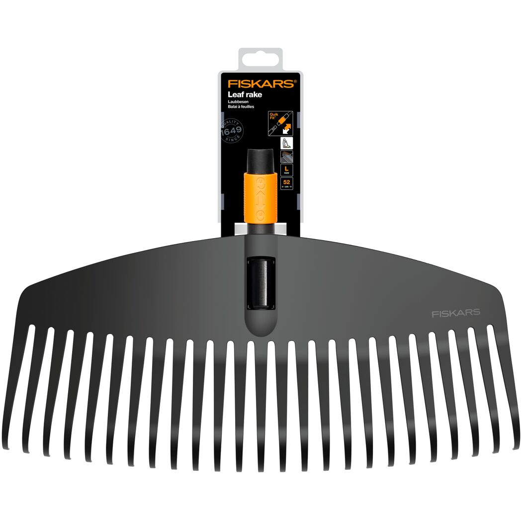 Schwarzer Laubbesen von Fiskars mit orangenem Griff.