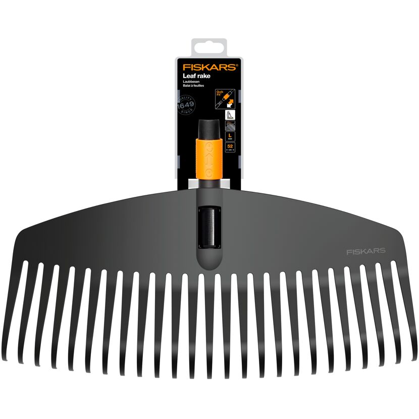 Schwarzer Laubbesen von Fiskars mit orangenem Griff.