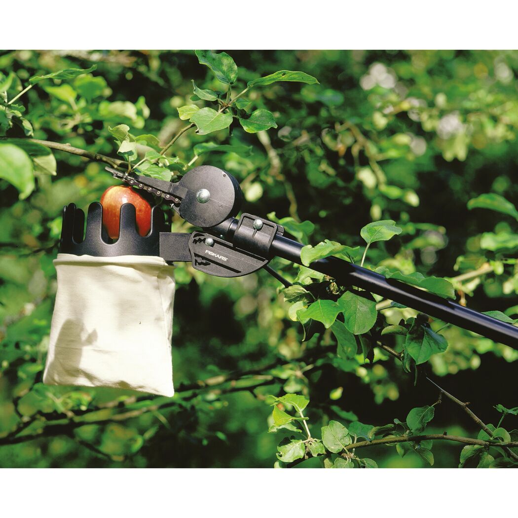 Obstpflücker mit Säge und Auffangbeutel von Fiskars