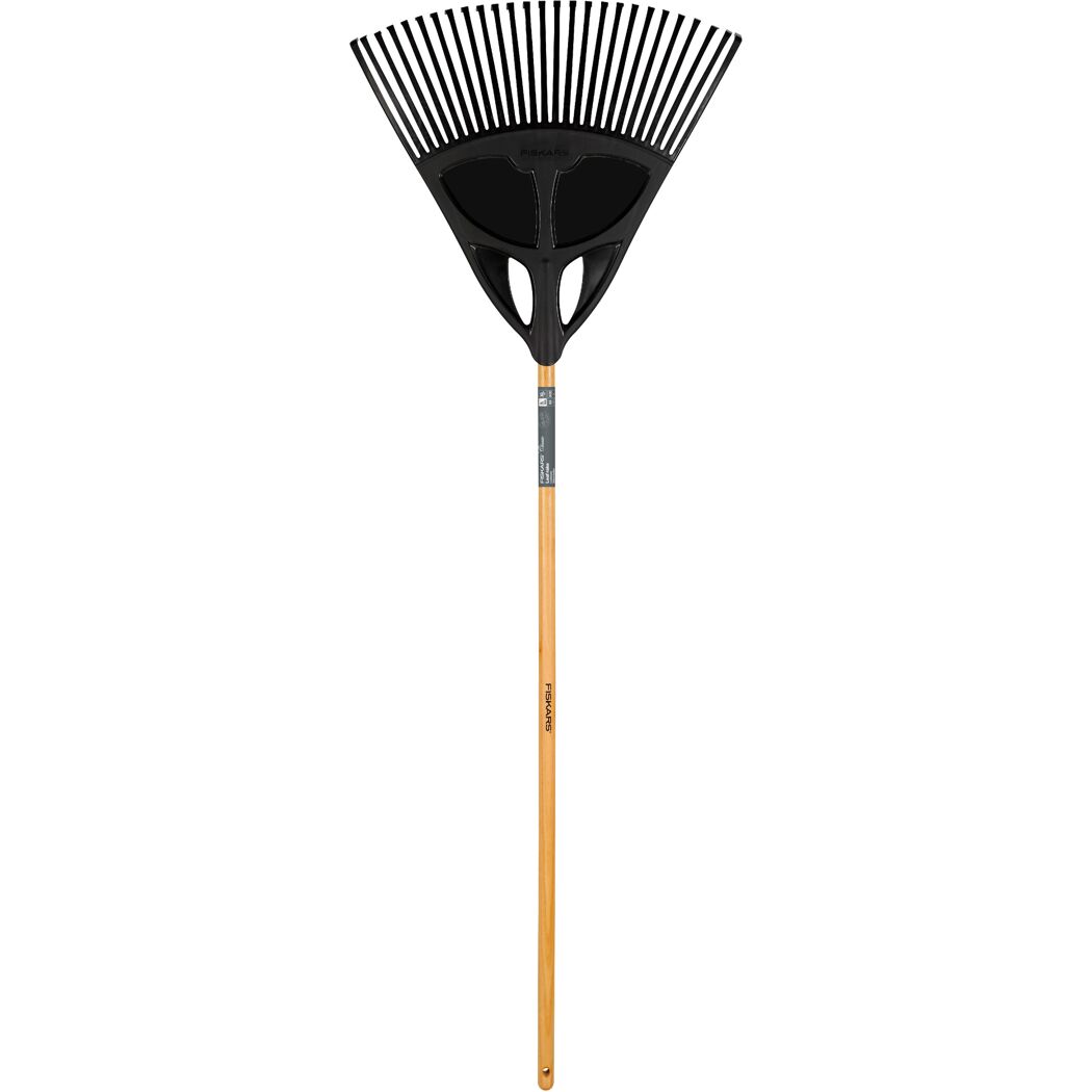 Laubrechen von Fiskars mit Holzstiel