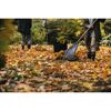 Personen harken Laub im Herbst mit Laubbesen