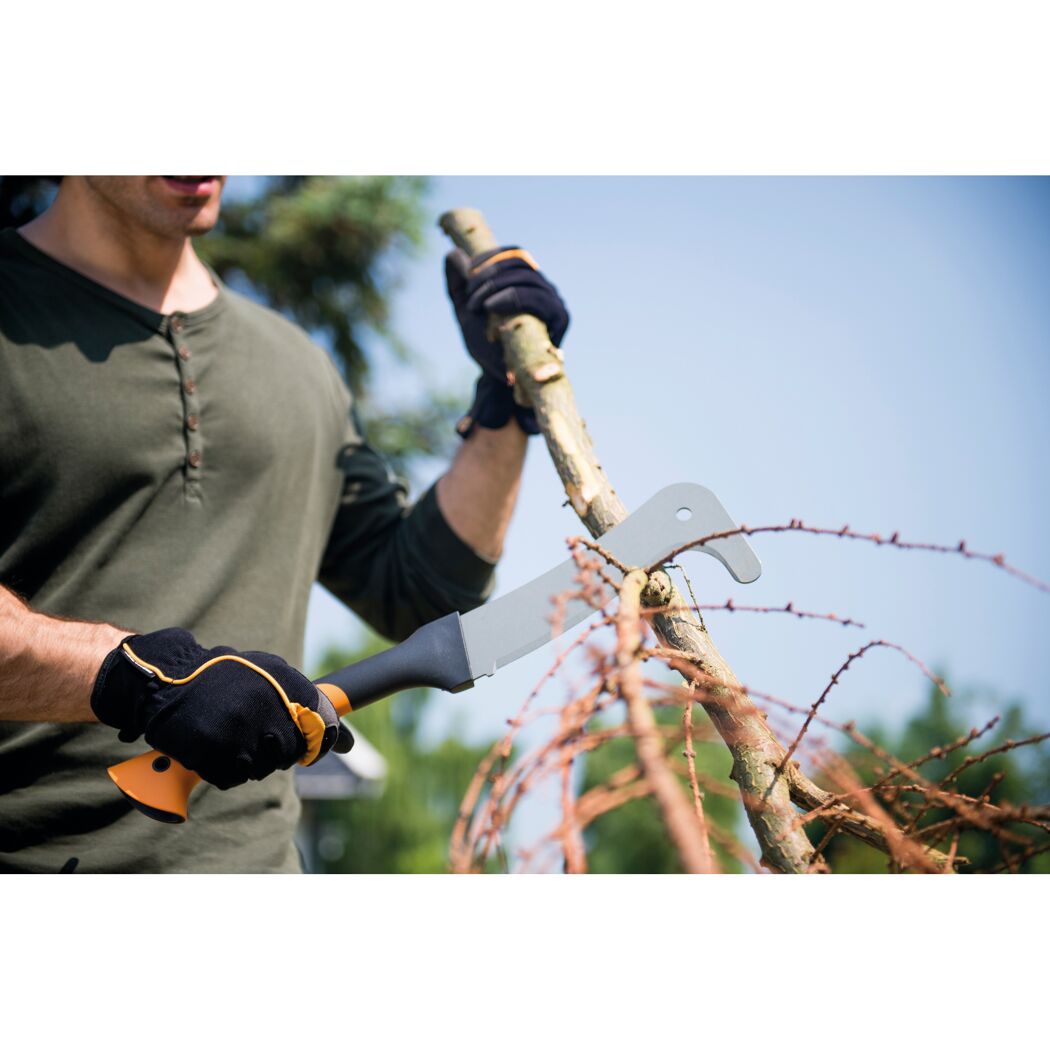 Person verwendet Machete WoodXpert XA3 zum Entasten