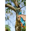 Person sägt mit Gartensäge CS 300 einen Ast ab