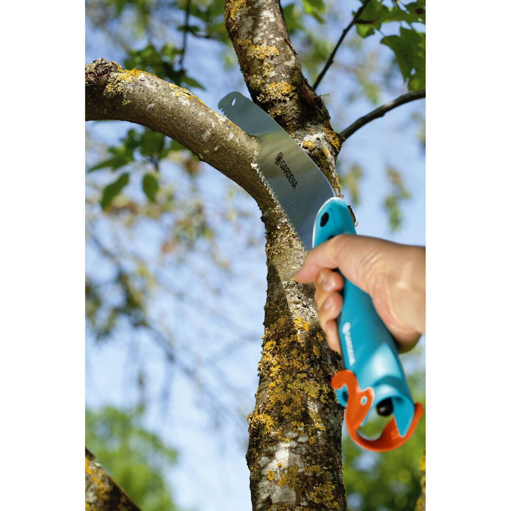 Person sägt mit Gartensäge CS 300 einen Ast ab
