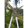 Gardena Astschere 680A Classic beim Schneiden eines Astes