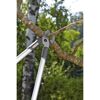 Gardena Astschere 680A Classic beim Schneiden eines Astes