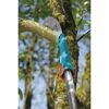 Gardena Combisystem Gartensäge beim Sägen eines Astes