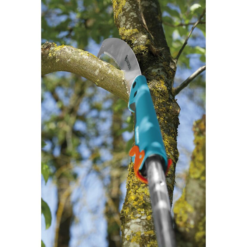 Gardena Combisystem Gartensäge beim Sägen eines Astes