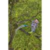 Person schneidet mit Gartensäge einen Ast