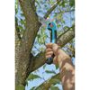 Person sägt mit Gartenklappsäge einen Ast ab.