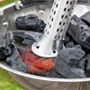 Glut mit Anzündkamin im Grill entfachen
