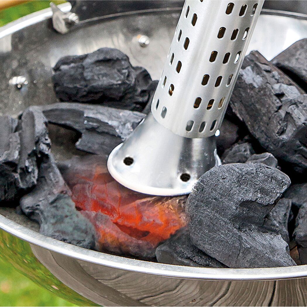 Glut mit Anzündkamin im Grill entfachen