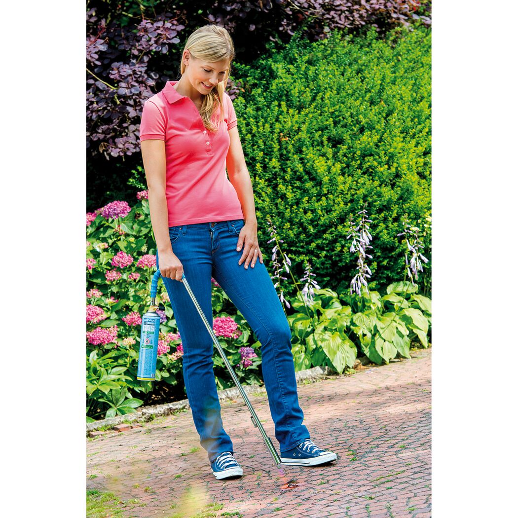 Person entfernt Unkraut mit Gloria Thermoflamm Classic