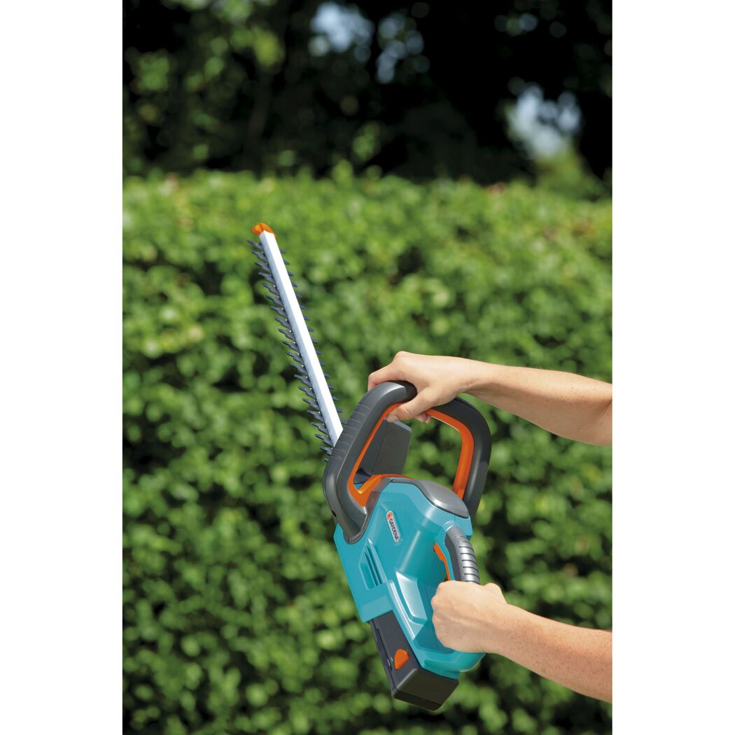 Person verwendet die Akku-Heckenschere EasyCut 42 von GARDENA.