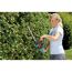 Person schneidet Hecke mit Akku-Heckenschere EasyCut 42