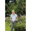 Person schneidet Hecke mit Akku-Heckenschere.