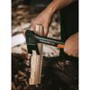 Person verwendet eine Fiskars X7 Axt zum Hacken von Holz