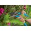 Person schneidet mit Gartenschere einen Ast