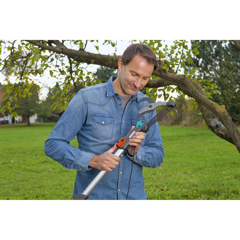Person hält Gartenschere mit Seilzug