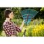 Person mit Gardena combisystem-Verstellbesen
