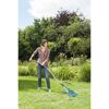 Person rechen mit Laubrechen im Garten