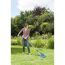 Person rechen mit Laubrechen im Garten