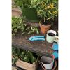 Kräuter, Gartenschere und eine Tasse Kaffee auf einem Tisch