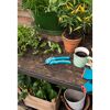Kräuter, Gartenschere, Kaffee und Handschuhe auf einem Tisch