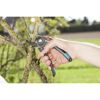 Person schneidet mit Gartenschere einen Ast