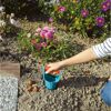 Person benutzt Blumenzwiebelpflanzer