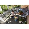 Person öffnet COMPO SANA Balkon- und Kübelpflanzenerde
