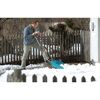 Person räumt Schnee mit Schneeschieber