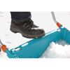 Person schiebt Schnee mit Schneeschieber