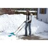 Person räumt Schnee mit Schneeschieber