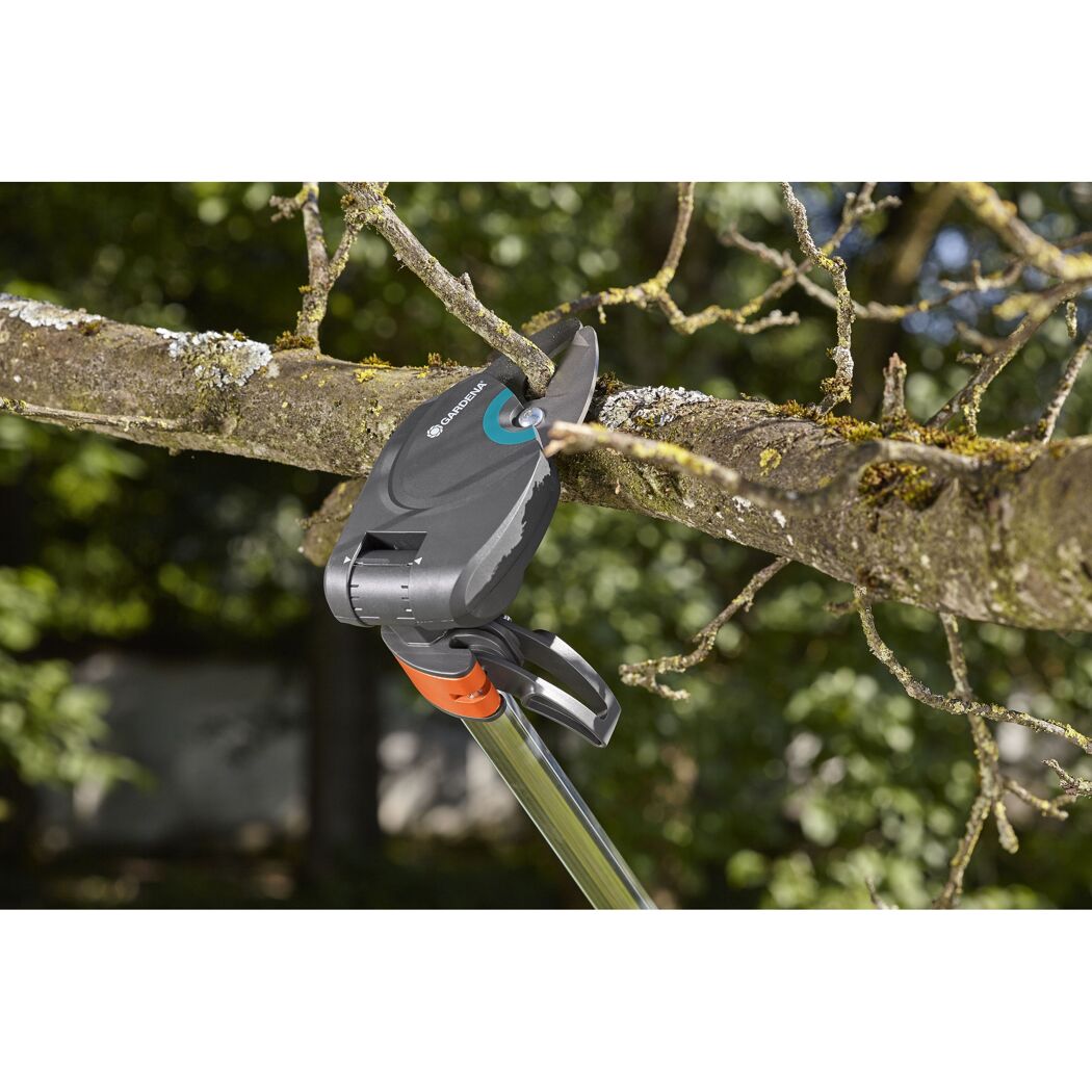 Gardena Baumschneider StarCut 160 plus schneidet Ast