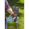 Person verwendet den GARDENA Baumschneider StarCut 160 plus.