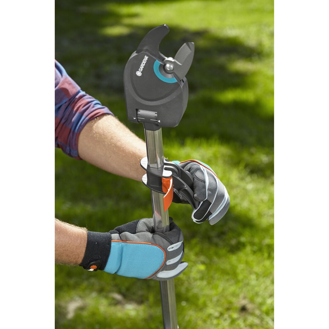 Person befestigt GARDENA Baumschneider StarCut 160 plus am Teleskopstiel.