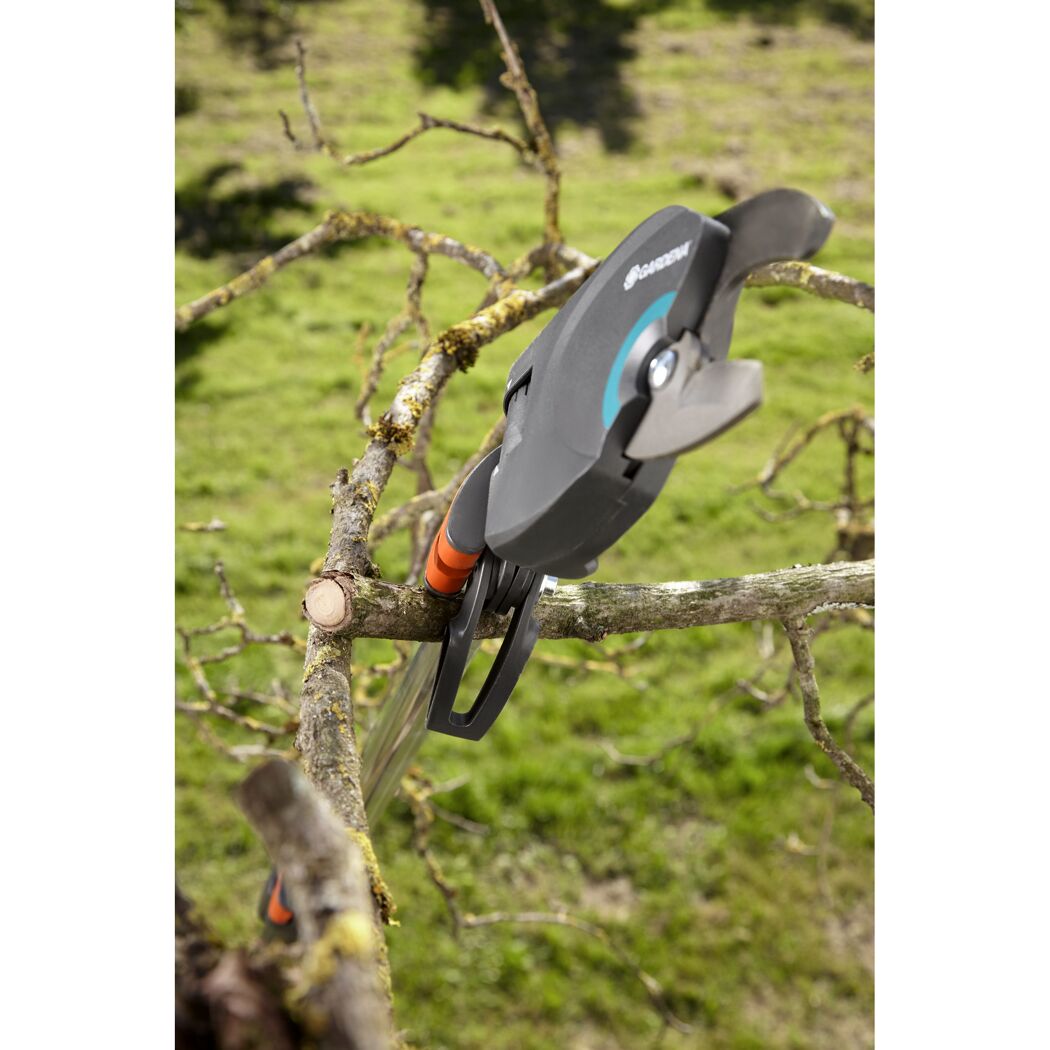 Gardena StarCut 410 plus Baumschneider schneidet Ast